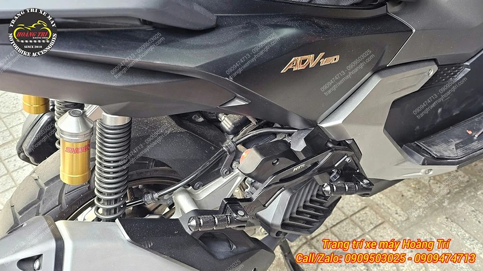 Cận cảnh gác chân phụ HTR trên xe ADV 160, thiết kế CNC chắc chắn, thẩm mỹ cao