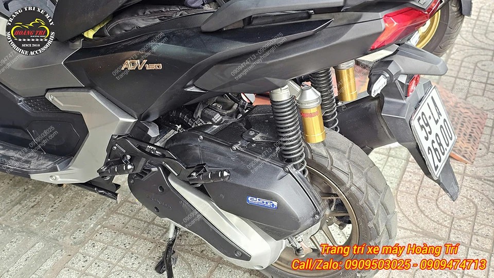 Chiếc ADV 160 với gác chân phụ HTR, lắp gọn gàng, không vướng khi không cần sử dụng