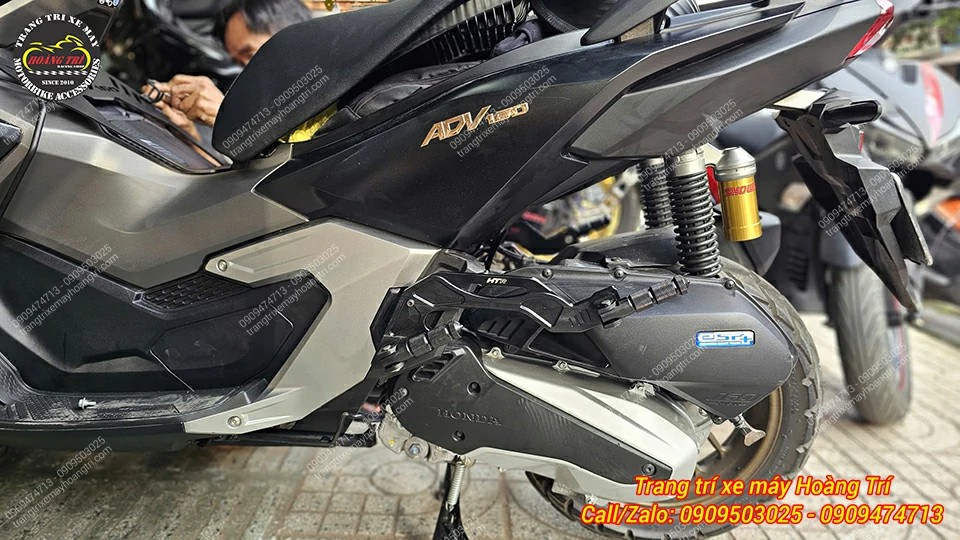 Toàn cảnh hông xe ADV 160 sau khi lắp gác chân phụ HTR, tăng tiện ích sử dụng