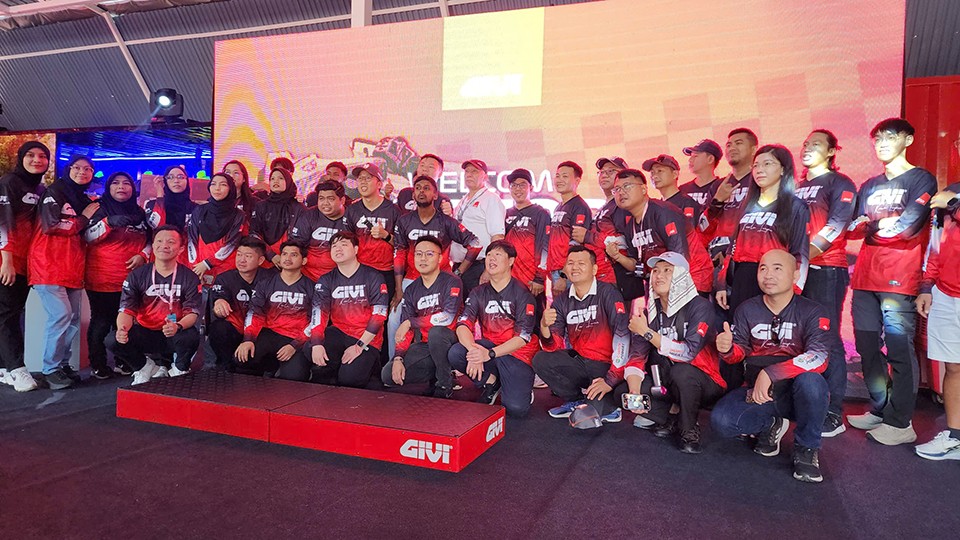 Tập thể đại lý Givi Việt Nam cùng nhau chụp ảnh kỷ niệm tại sự kiện MotoGP do Givi tổ chức