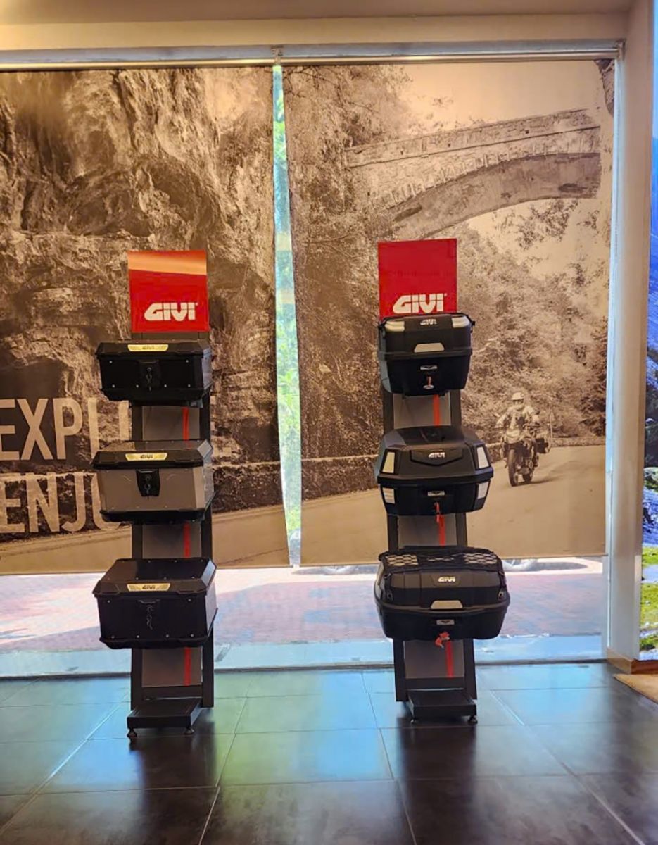 Hai dãy trưng bày thùng Givi nổi bật trong showroom, tạo điểm nhấn cho không gian sự kiện