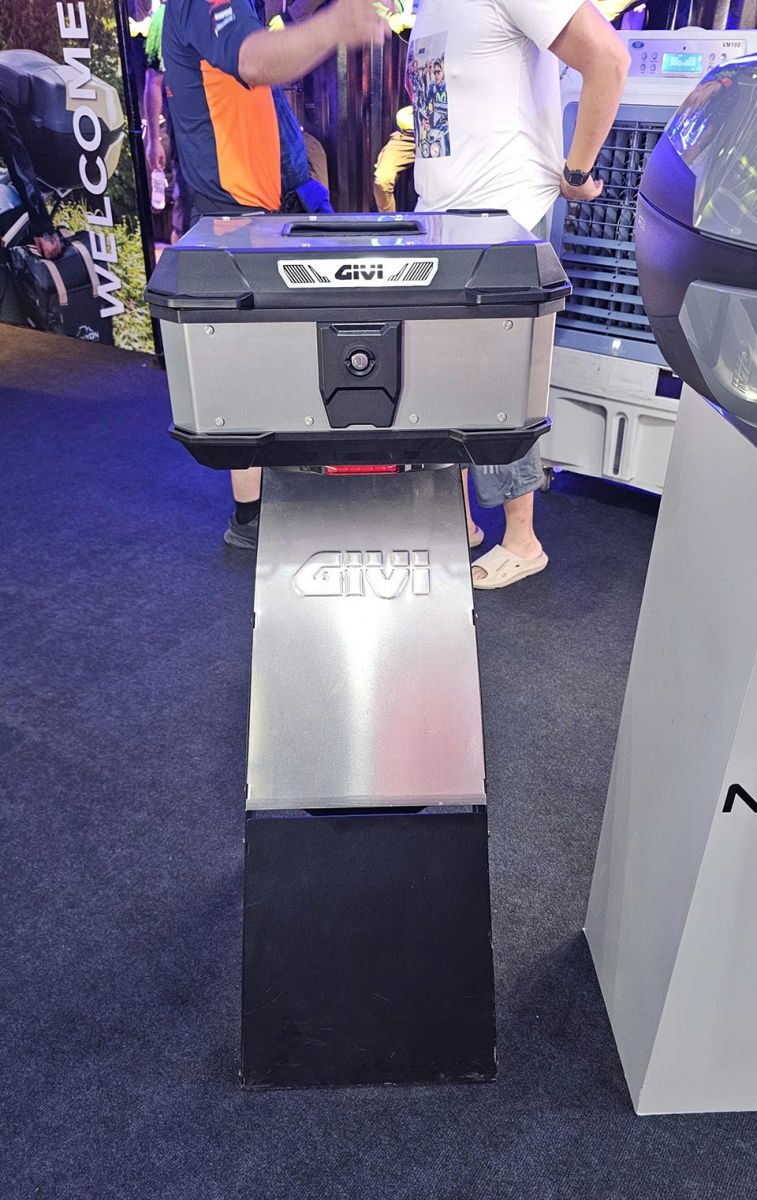 Cận cảnh thùng nhôm Givi chính hãng đặt trên bệ trưng bày, hoàn thiện chắc chắn, khóa an toàn