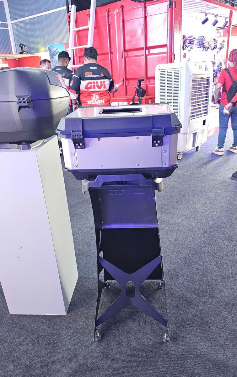 Mặt sau thùng nhôm Givi với bản lề cứng cáp, phù hợp cho các chuyến phượt dài ngày