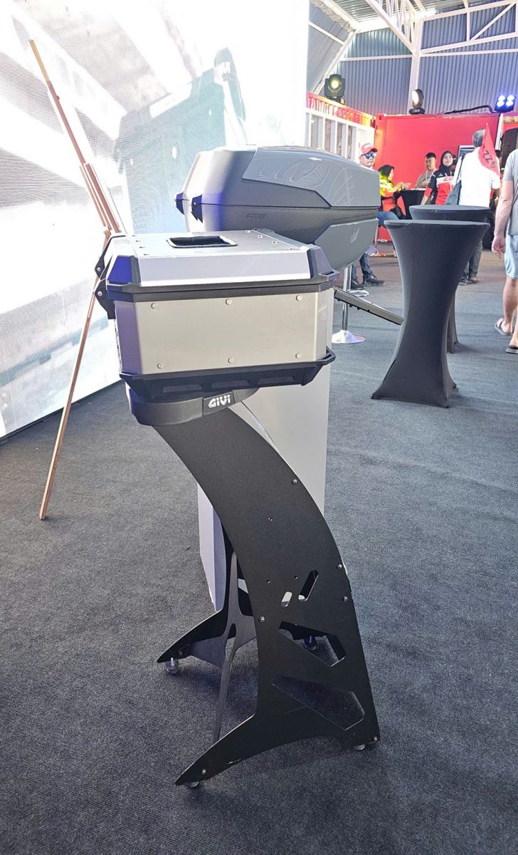 Thùng Givi được trưng bày trong không gian mở, giúp người xem dễ dàng trải nghiệm thực tế