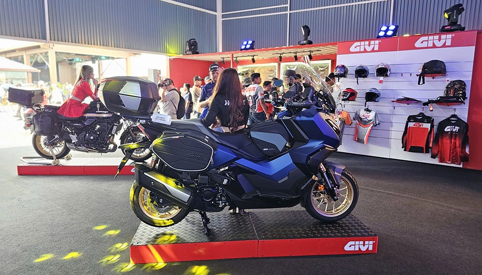 Xe trưng bày được gắn đầy đủ thùng và túi Givi, mô phỏng hoàn chỉnh khi trang bị thực tế