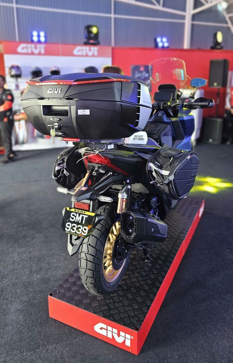 Cận cảnh thùng sau Givi lắp trên xe, giúp tăng đáng kể khả năng chứa đồ