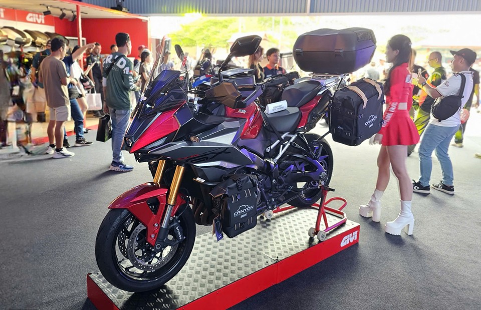 Hệ thống thùng và túi hông Givi được lắp đồng bộ, phù hợp cho những chuyến đi xa