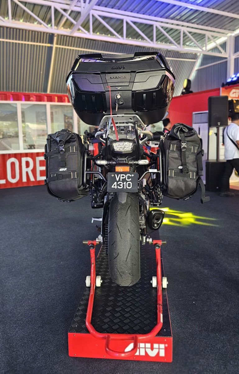 Góc nhìn trực diện phía sau xe với combo thùng Givi mang phong cách thể thao chuyên nghiệp