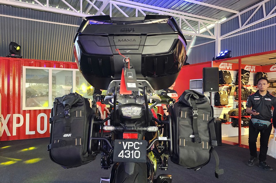 Xế cưng được trang bị trọn bộ thùng và túi Givi trưng bày tại gian hàng MotoGP