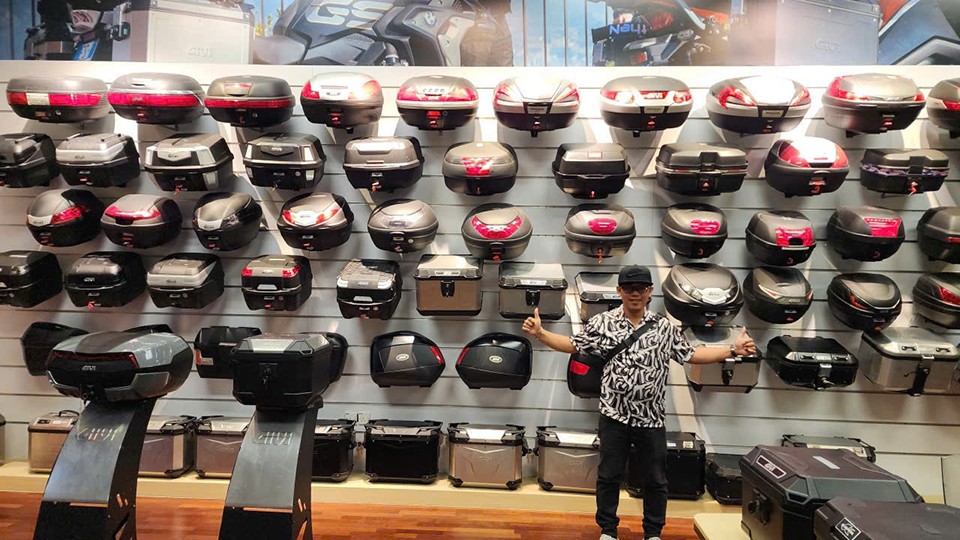 Không gian showroom trưng bày nhiều mẫu thùng Givi chính hãng đa dạng trong sự kiện