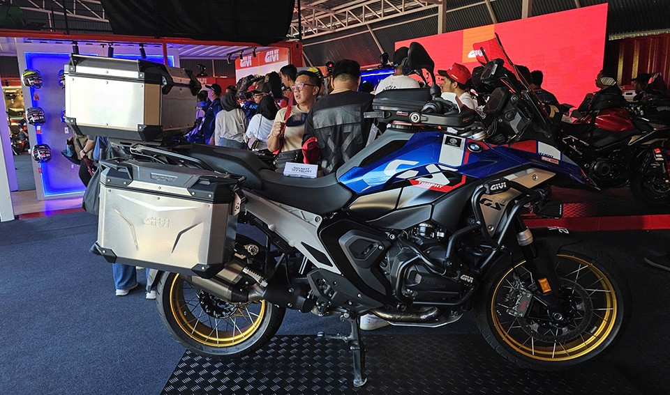 Không khí sự kiện MotoGP sôi động với nhiều xe trưng bày cùng phụ kiện Givi cao cấp