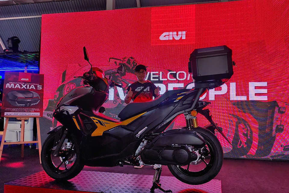 Không chỉ xe phân khối lớn mà cả xe tay ga cũng được trưng bày và gắn thùng Givi nổi bật