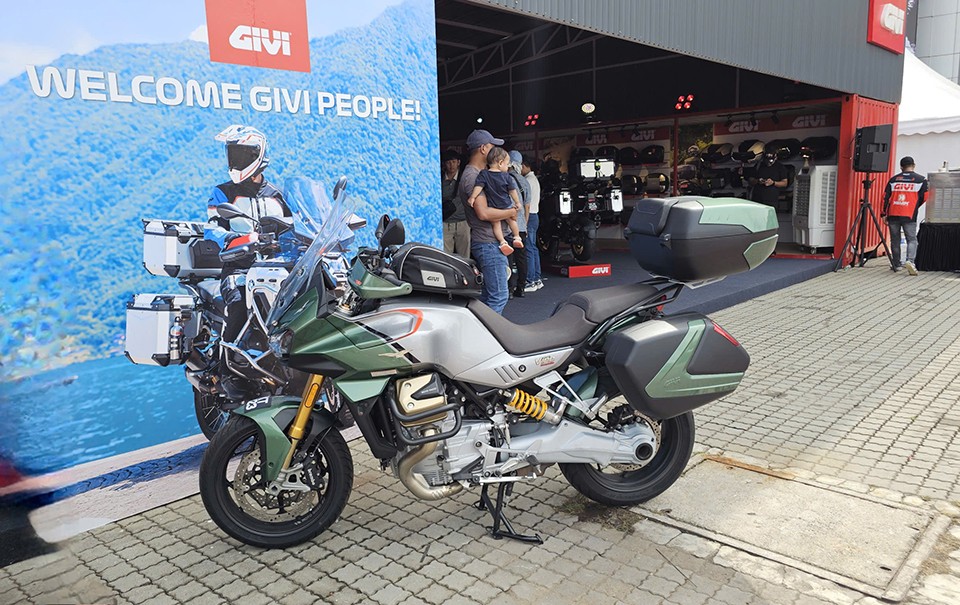 Khu trưng bày ngoài trời với chiếc xe gắn full thùng Givi tại sự kiện MotoGP