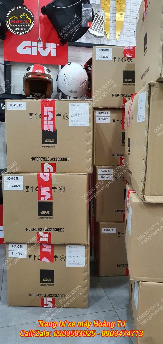 Các thùng Givi nguyên kiện được bố trí gọn gàng tại cửa hàng Hoàng Trí Shop