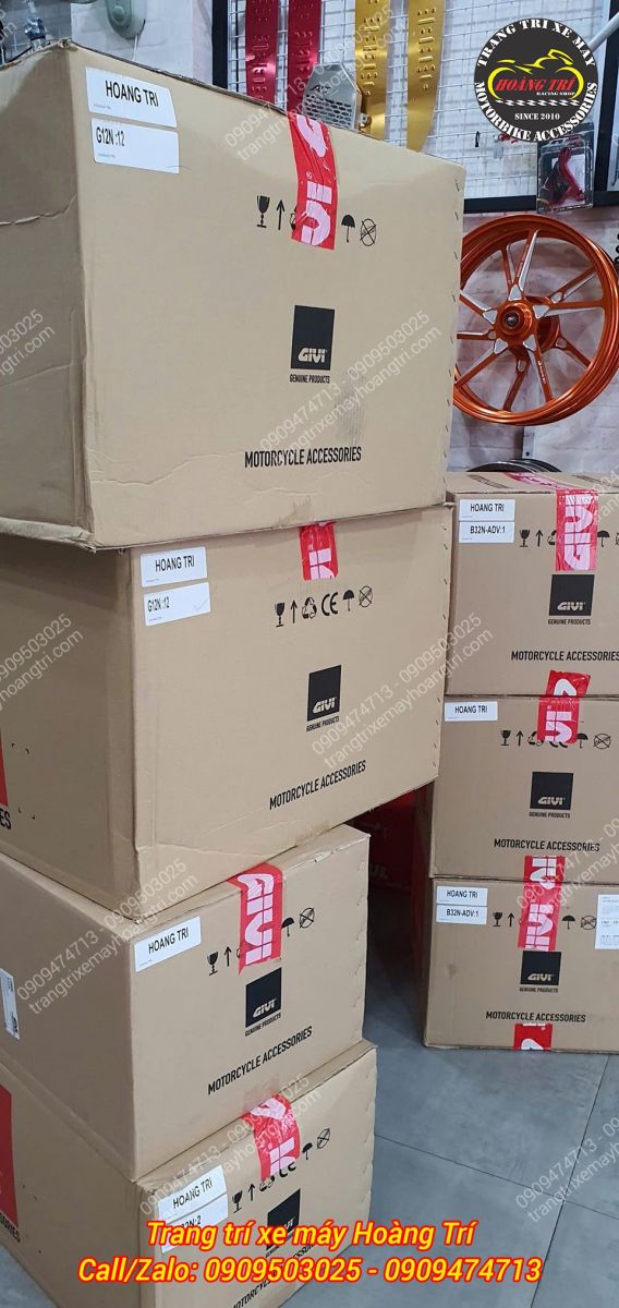 Cận cảnh các kiện thùng Givi nhập kho với tem nhãn đầy đủ, đảm bảo hàng chính hãng