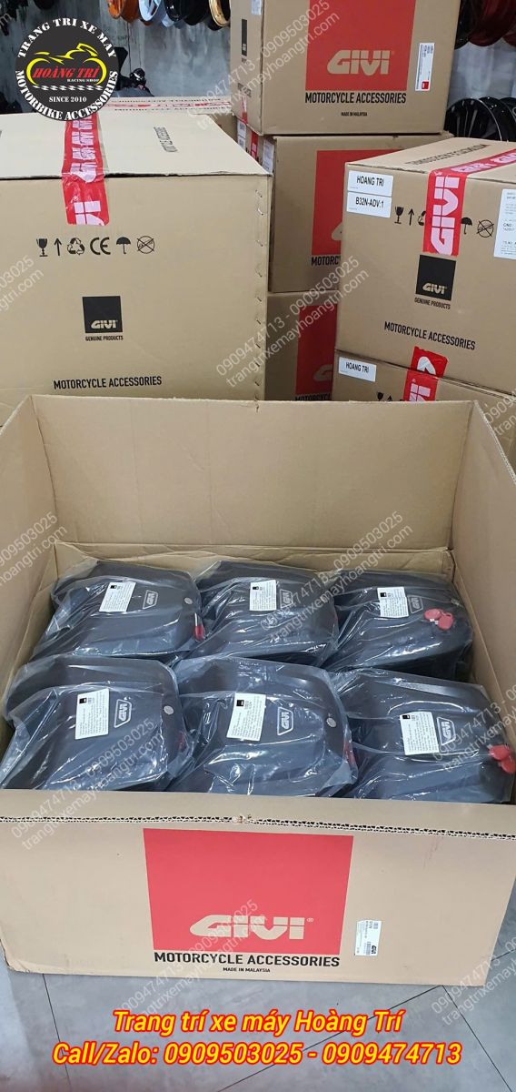 Hoàng Trí Shop tiến hành mở thùng kiểm tra sản phẩm Givi trước khi trưng bày và giao khách