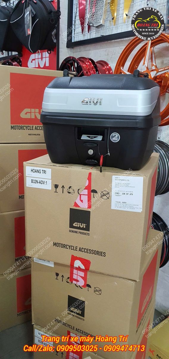 Cận cảnh thùng Givi chính hãng với thiết kế khóa riêng, bảo vệ an toàn đồ dùng bên trong