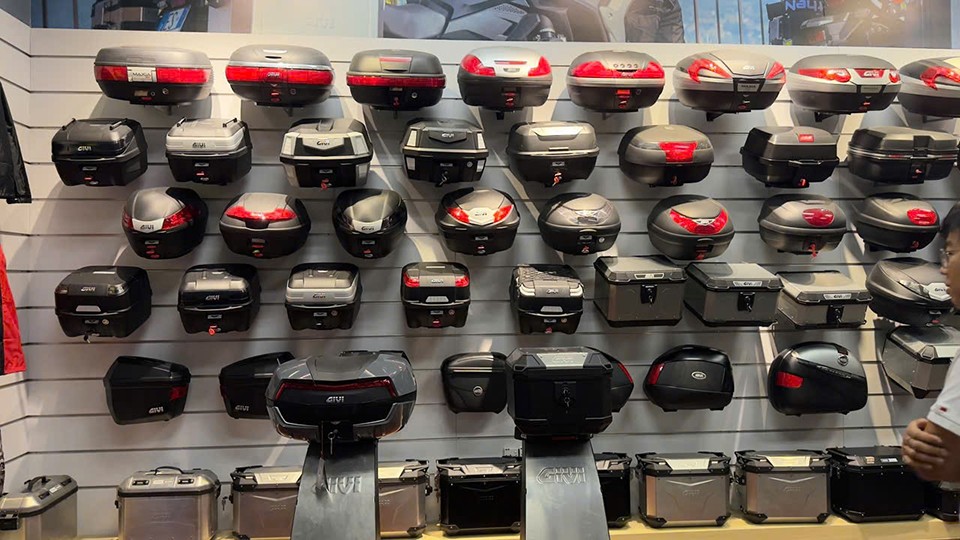 Khu vực trưng bày thùng sau Givi với nhiều dung tích, phù hợp touring đường dài và đi phố