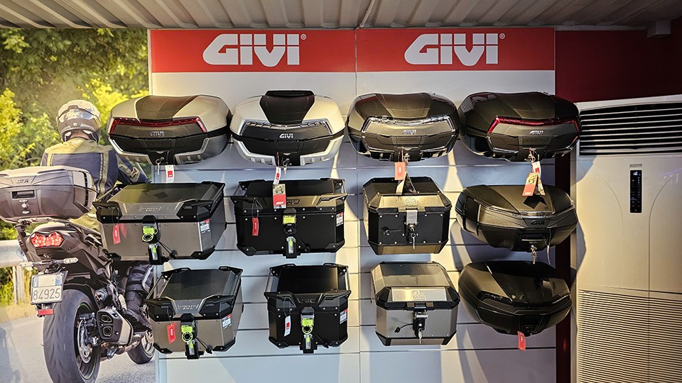 Trưng bày các mẫu thùng vuông Givi với khóa an toàn, thiết kế cứng cáp, chịu va đập tốt