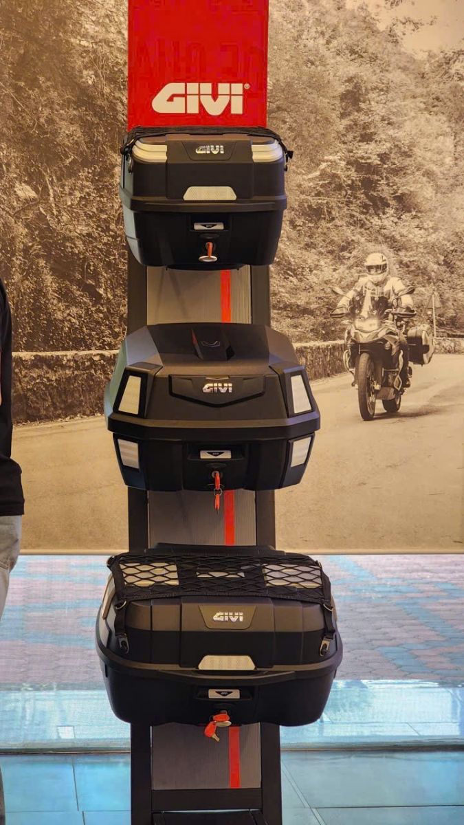 Khu trưng bày kết hợp hình ảnh thực tế sản phẩm khi lắp hoàn chỉnh trên xe