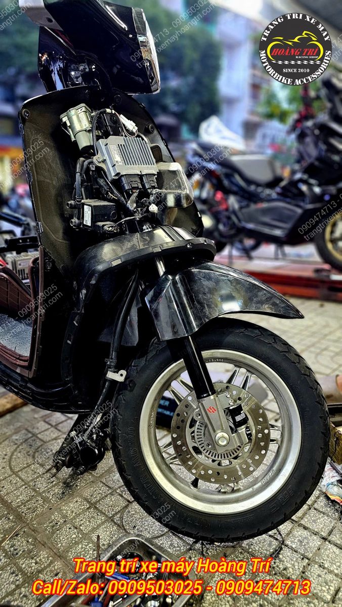 Cận cảnh tổng thể xe điện Vento trong quá trình nâng cấp phuộc trước Kingham tại Hoàng Trí Shop