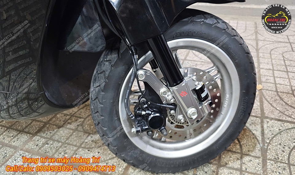 Góc chụp toàn bộ dàn chân trước, thể hiện sự tương thích của phuộc Kingham với mâm xe điện