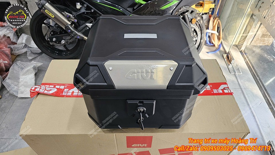 Thùng Givi U37A đặt trên thùng lớn nhập Givi, thiết kế vuông vức, mặt nhôm trước sang trọng