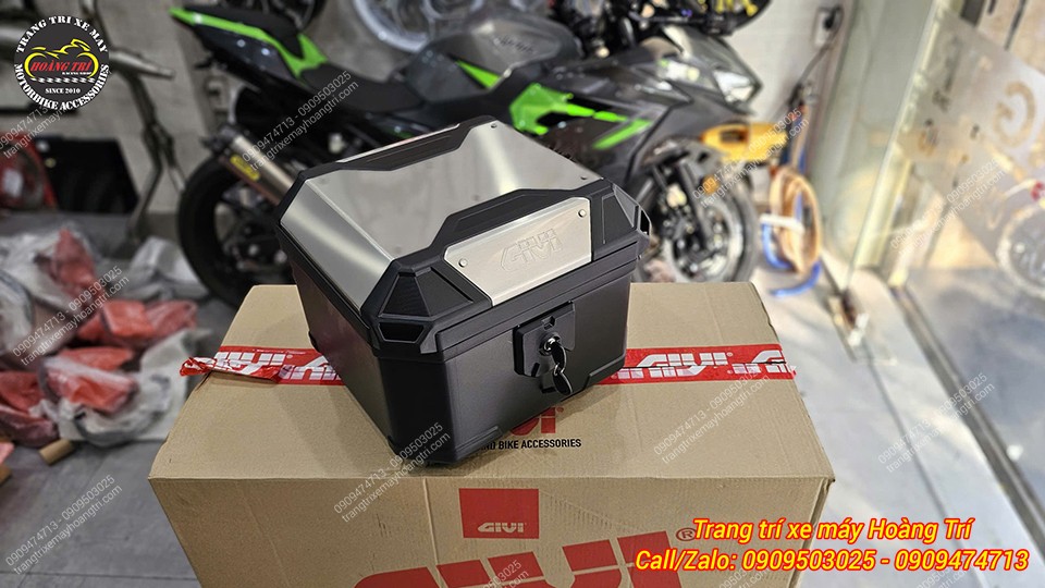Thùng Givi U37A Plus mặt nhôm và được gia cố một số vị trí bằng nhôm trông cứng cáp và hoàn thiện