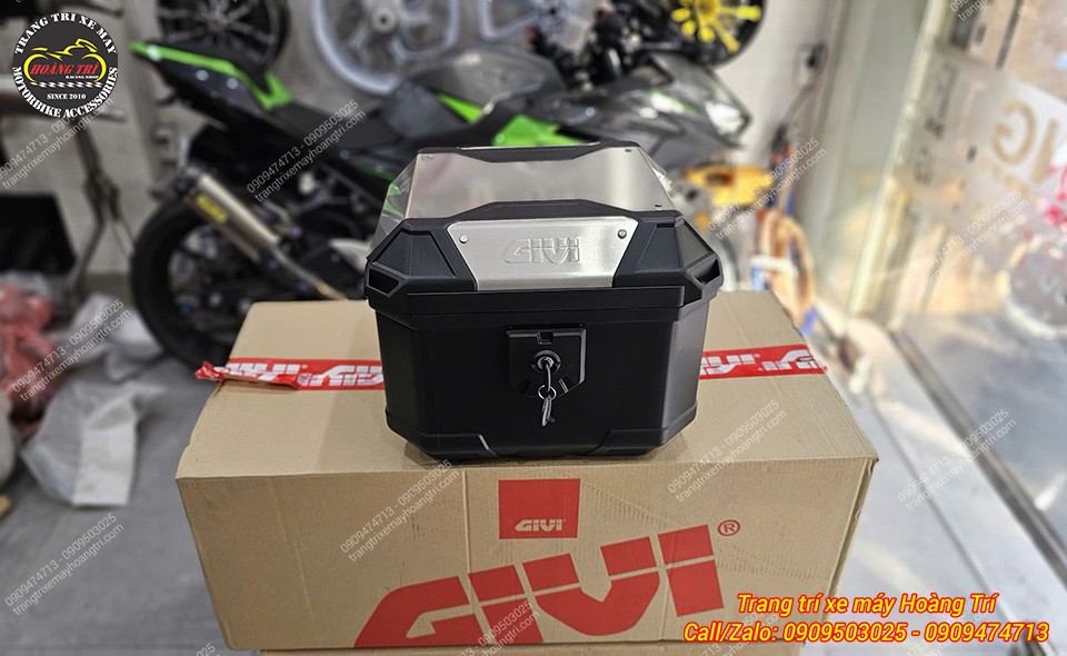 Góc chụp chính diện thùng Givi U37A Plus với khóa trung tâm chắc chắn, thao tác đóng mở tiện lợi