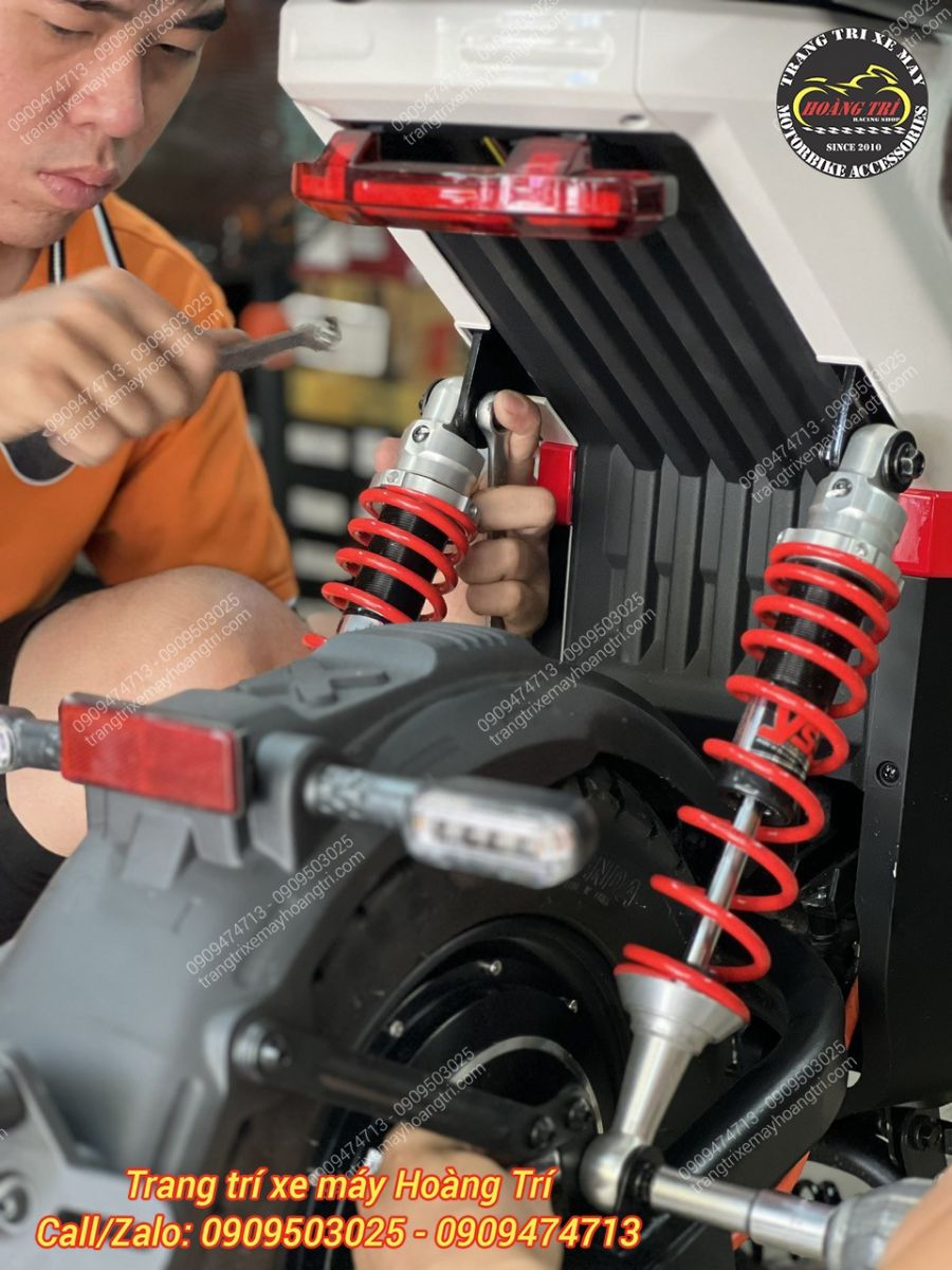 Thợ đang dùng dụng cụ chuyên dụng để điều chỉnh hoặc siết chặt phuộc sau cho xe TYPE3 Pro