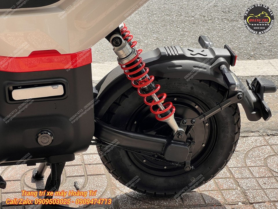 Góc chụp toàn cảnh bánh sau và phuộc vừa lắp mang đến một sự khác biệt cho xe