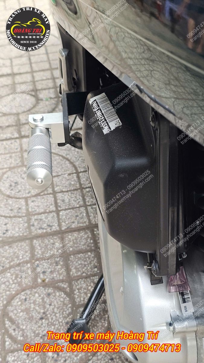 Cận cảnh gác chân phụ Scoopy gắn pát nhôm CNC, lắp gọn gàng, không cấn dàn áo