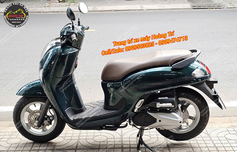 Tổng thể Honda Scoopy trang bị gác chân phụ, tăng tiện lợi cho người ngồi sau và trang trí xe scoopy