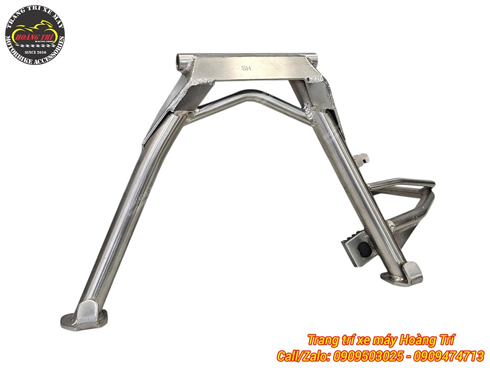 Cận cảnh chân chống đứng inox SH 160 với kết cấu chắc chắn, bề mặt sáng đẹp