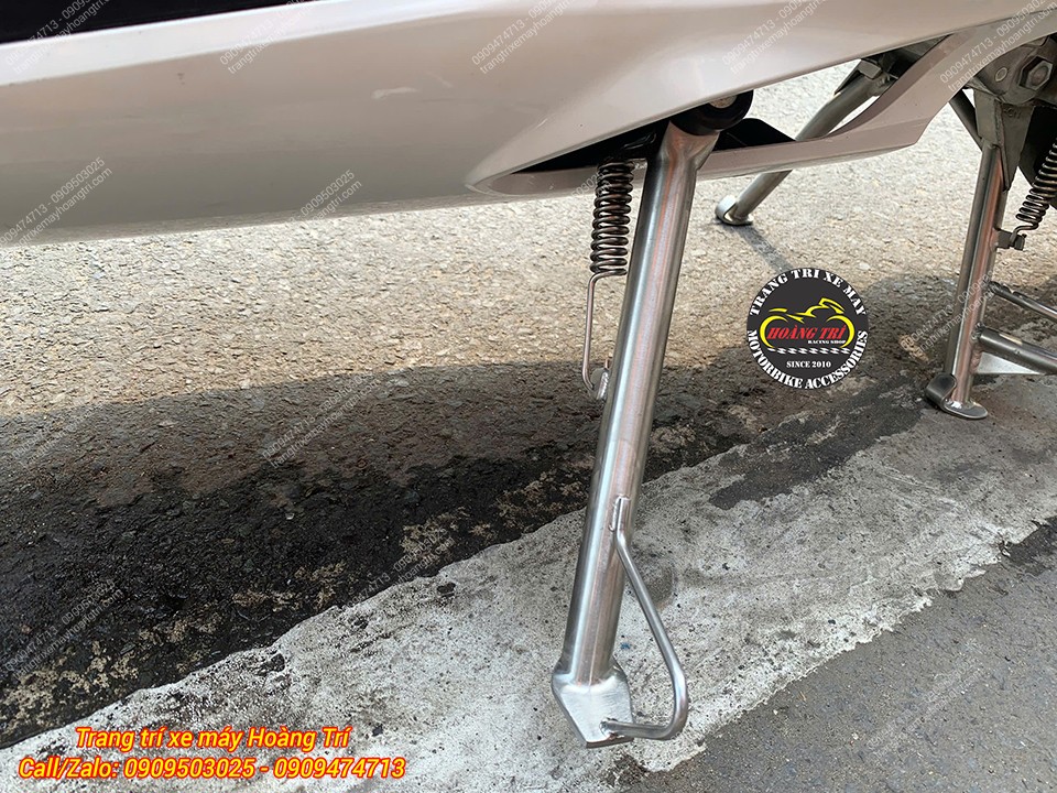 Cận cảnh chân chống nghiêng inox SH 160 kết hợp lò xo, đảm bảo bật lên nhanh