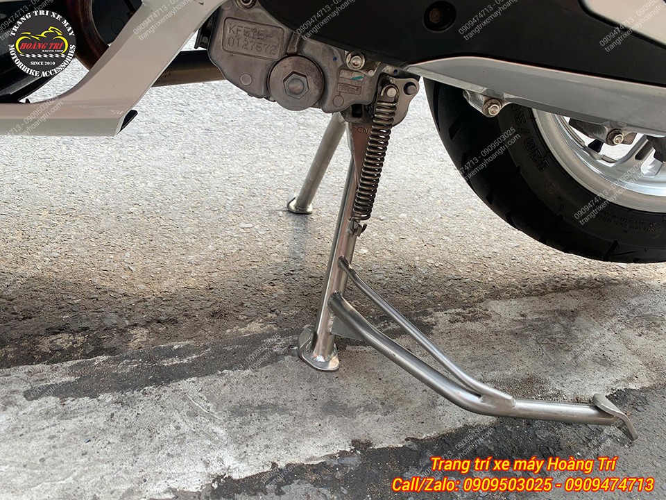 Góc chụp cụm chân chống đứng inox SH 160 lắp hoàn thiện, tăng an toàn khi đậu xe