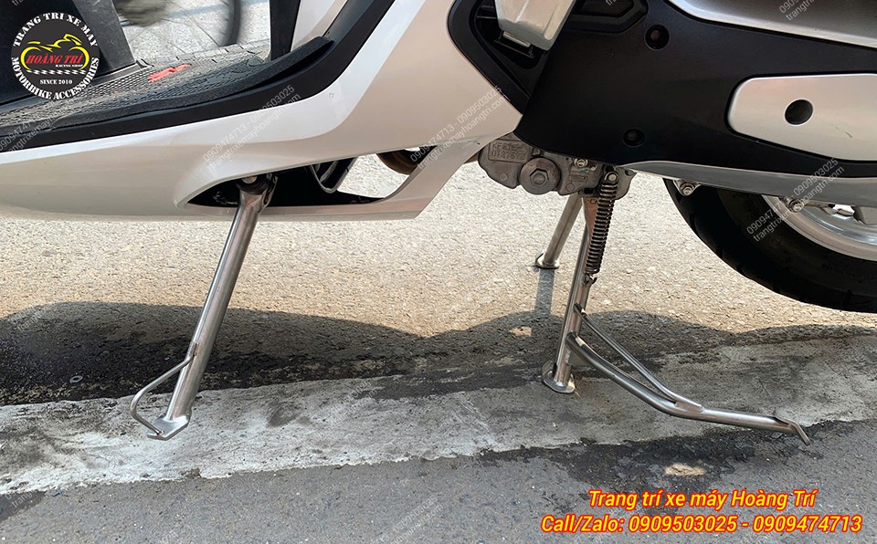 Toàn cảnh bộ chân chống inox SH 160 khi xe dựng cả chống đứng lẫn chống nghiêng