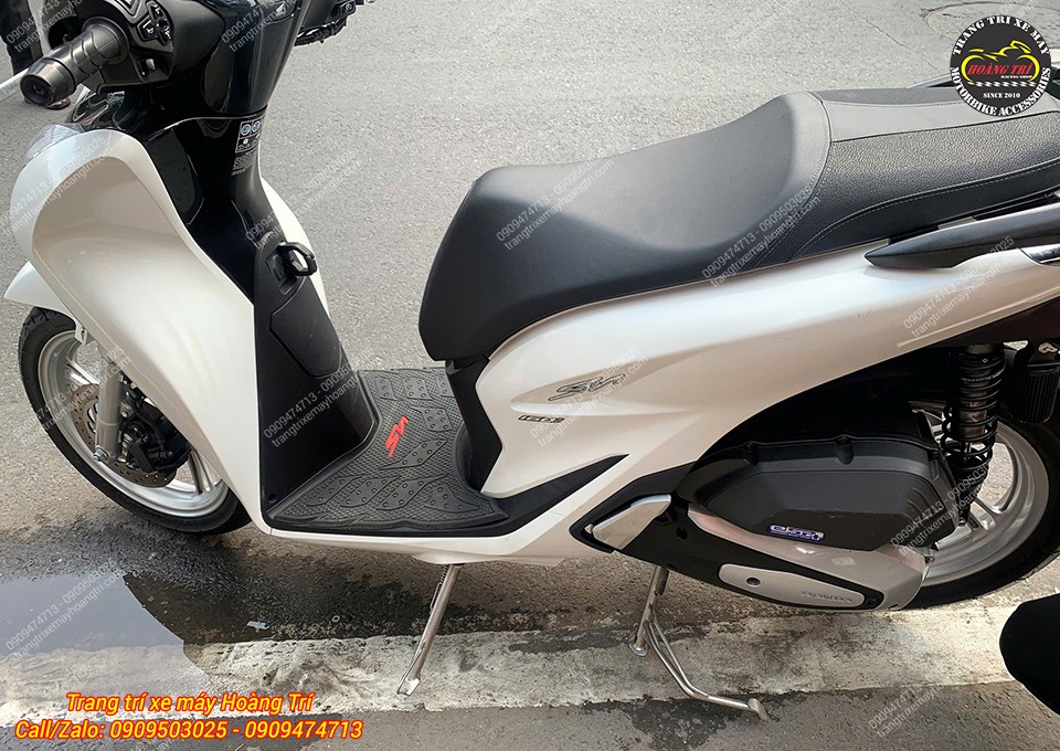 Tổng thể SH 160 lắp bộ chân chống inox, tăng độ bền và thẩm mỹ so với zin