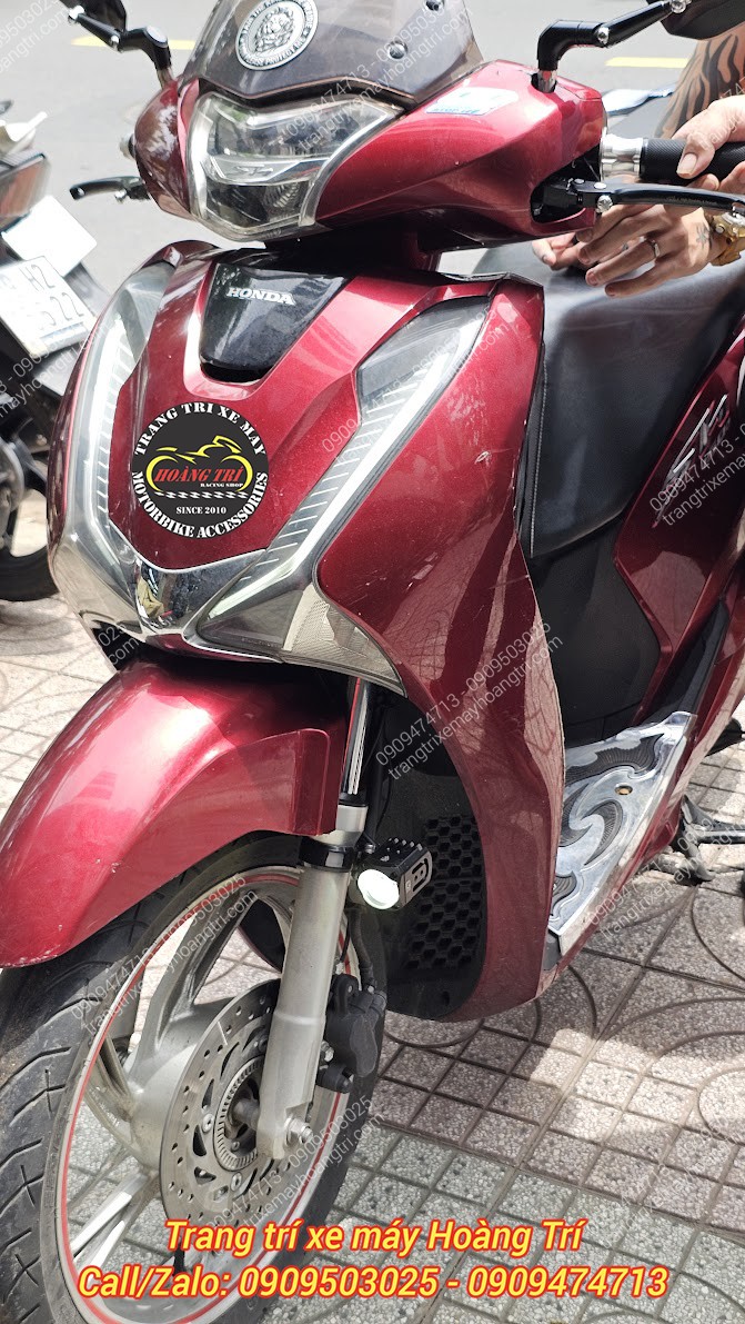 Tổng thể dàn chân trước SH 2017 nơi gắn đèn Kewig K11 tăng chiếu sáng ban đêm