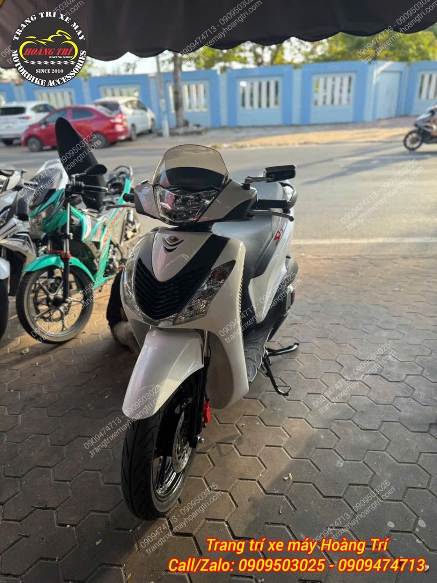 Tổng thể xe SH lên full dàn áo SH Ý, form xe gọn gàng, ngoại hình sang trọng