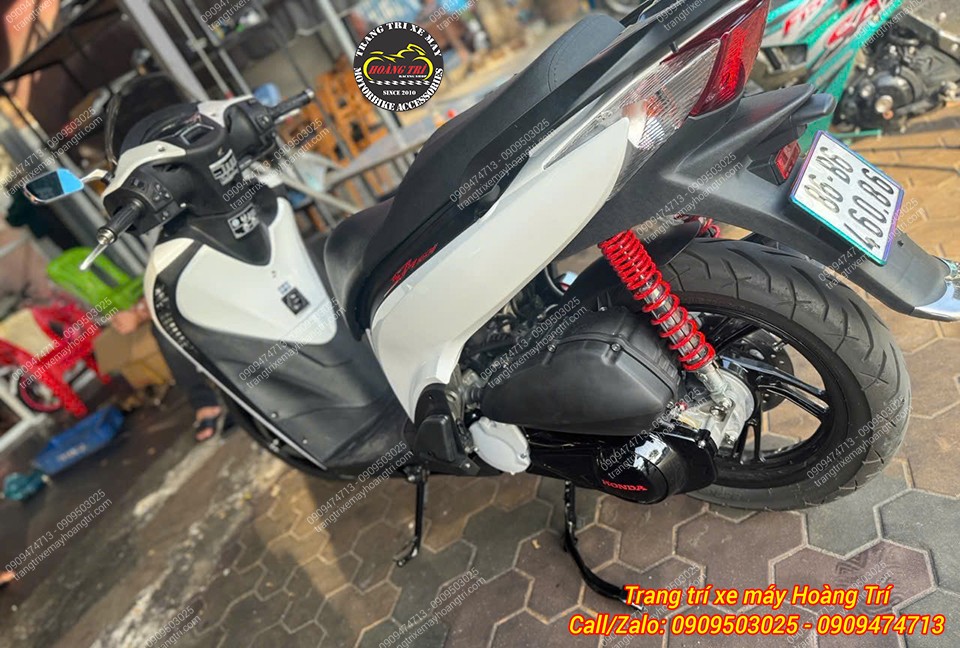 Anh khách còn nâng cấp cùng lốc máy SH Ý và pô e thể thao hoàn thiện phiên bản Sh Ý