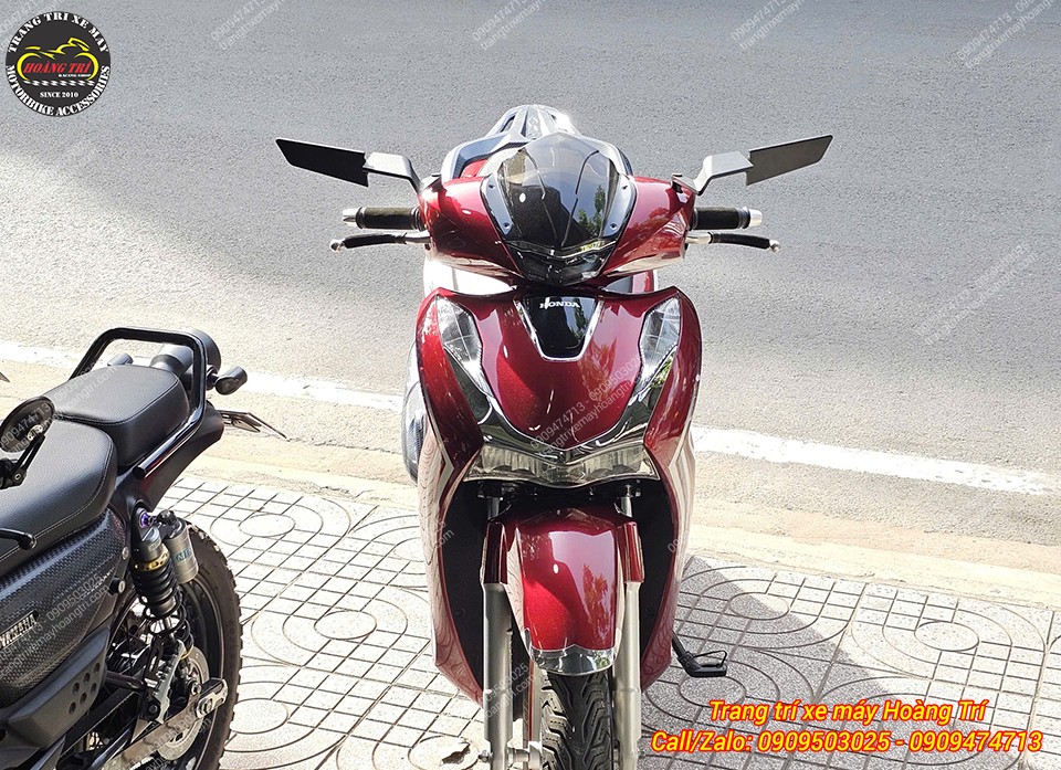 Nếu muốn sử dụng gương có thể bật lên để có thể quan sát phía sau