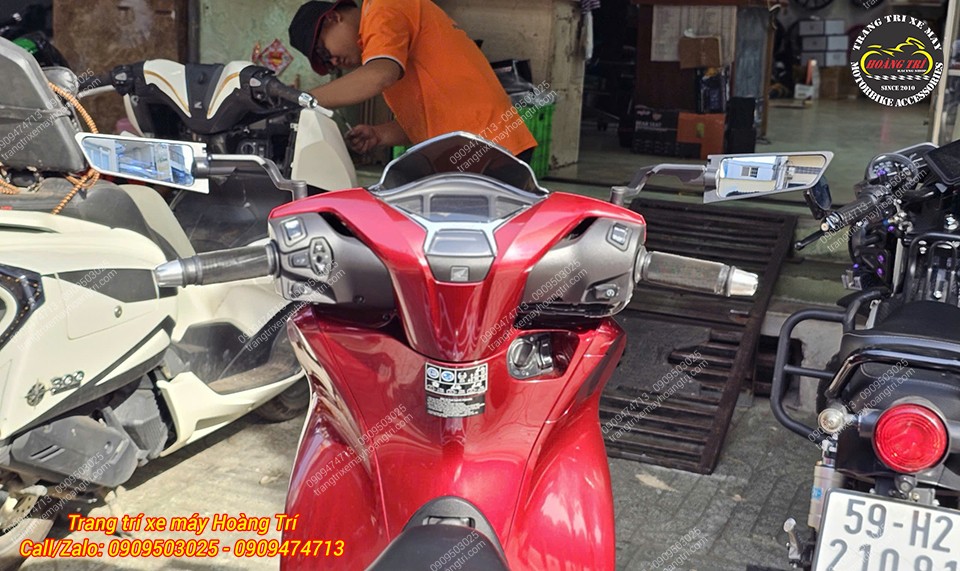 Phía sau tay lái của chiếc Sh 2020 sau khi lắp kính hậu H2R kiểu cánh gió