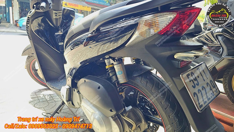 Nhìn từ phía sau phuộc bình dầu Nitron DNA làm tâm điểm chú ý nổi bật xế cưng của bạn