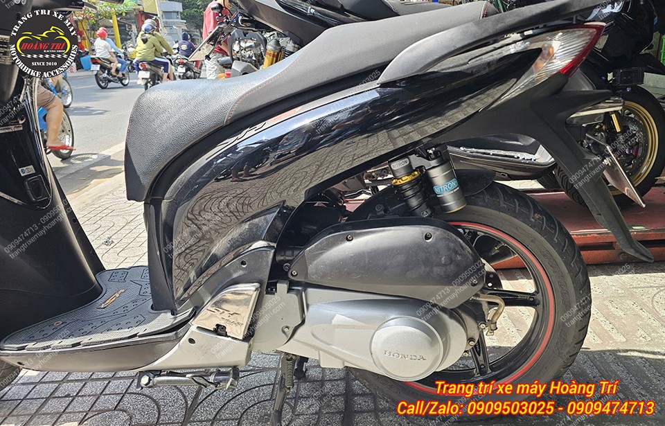 Thêm góc view toàn cảnh dàn chân sau phuộc Nitron DNA nổi bật với bình dầu và lò xo đen