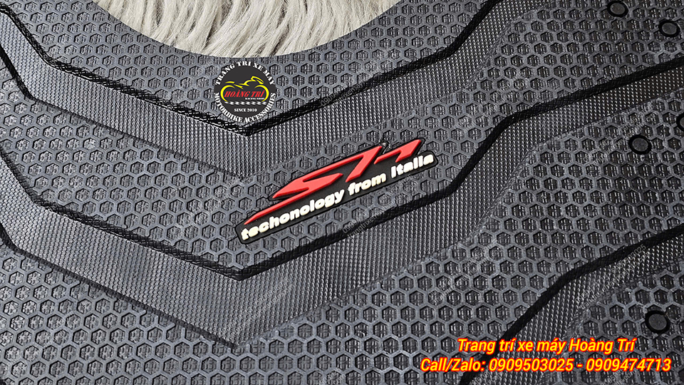 Cận cảnh bề mặt thảm để chân cao su SH Ý với logo nổi, hoa văn tổ ong bám chân tốt