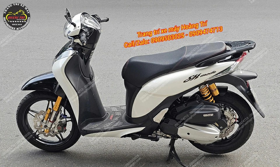 Anh khách còn nâng cấp cùng với phuộc sau Ohlins tạo thành bộ đôi cao cấp, sang trọng cho xe Sh Mode