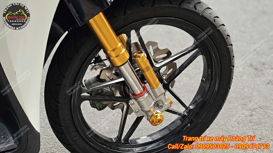 Phuộc Kingham Upside Down đã lắp hoàn thiện SH Mode, với màu vàng đặc trưng của thương hiệu Kingham