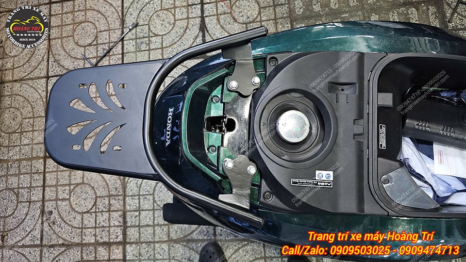 Cận cảnh chân đế lắp baga sau tựa lưng bật gấp Stylo 160, thiết kế gọn và chắc