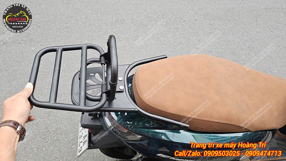 Cận cảnh baga sau Stylo 160 tích hợp tựa lưng bật gấp, thao tác gập mở linh hoạt